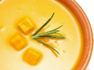 Рецепта Крем супа с тиква цигулка, карфиол, броколи, моркови, прясно мляко, куркума, мащерка и домашни крутони